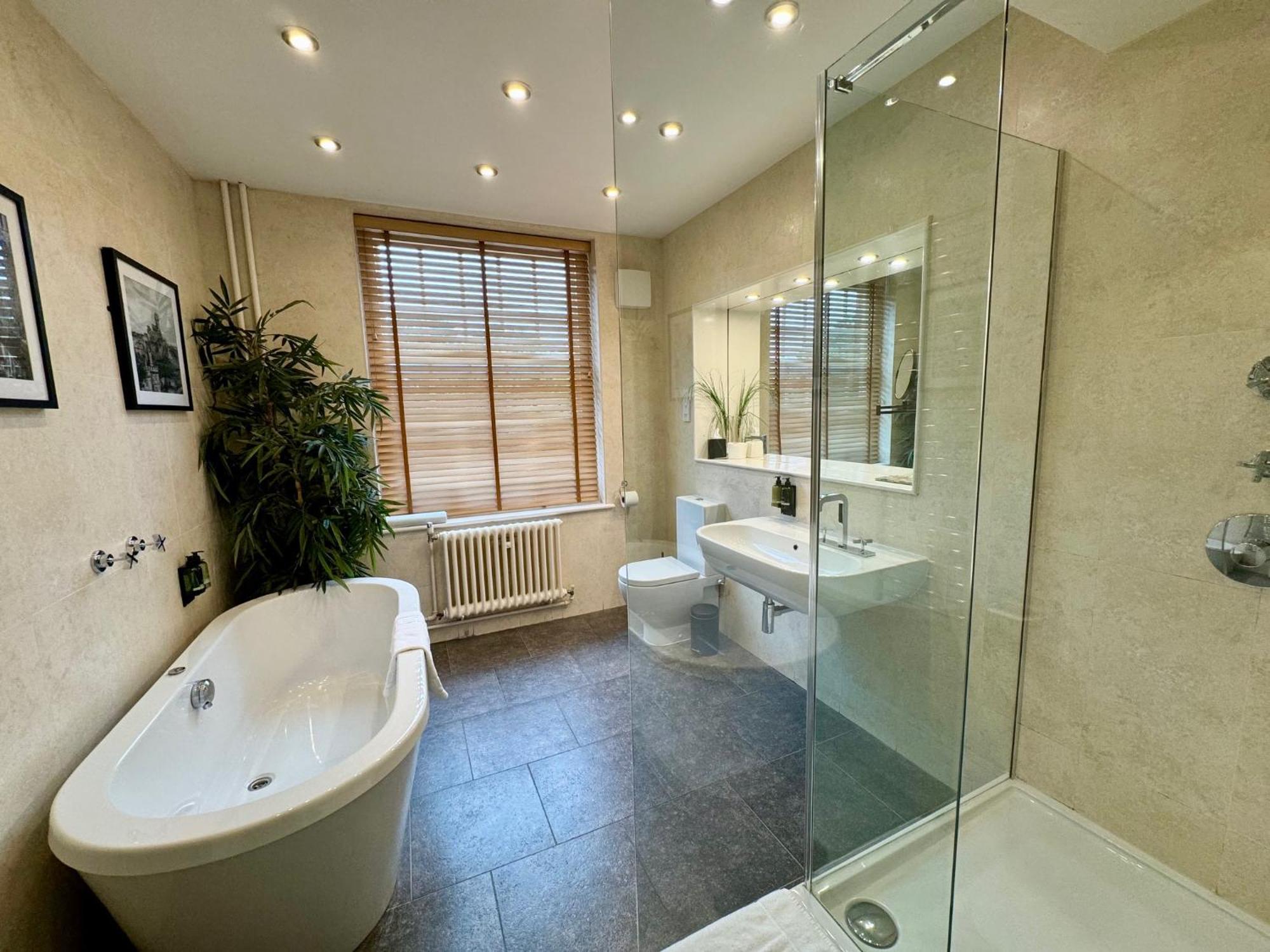 Charlotte House Hotel Lincoln Bagian luar foto